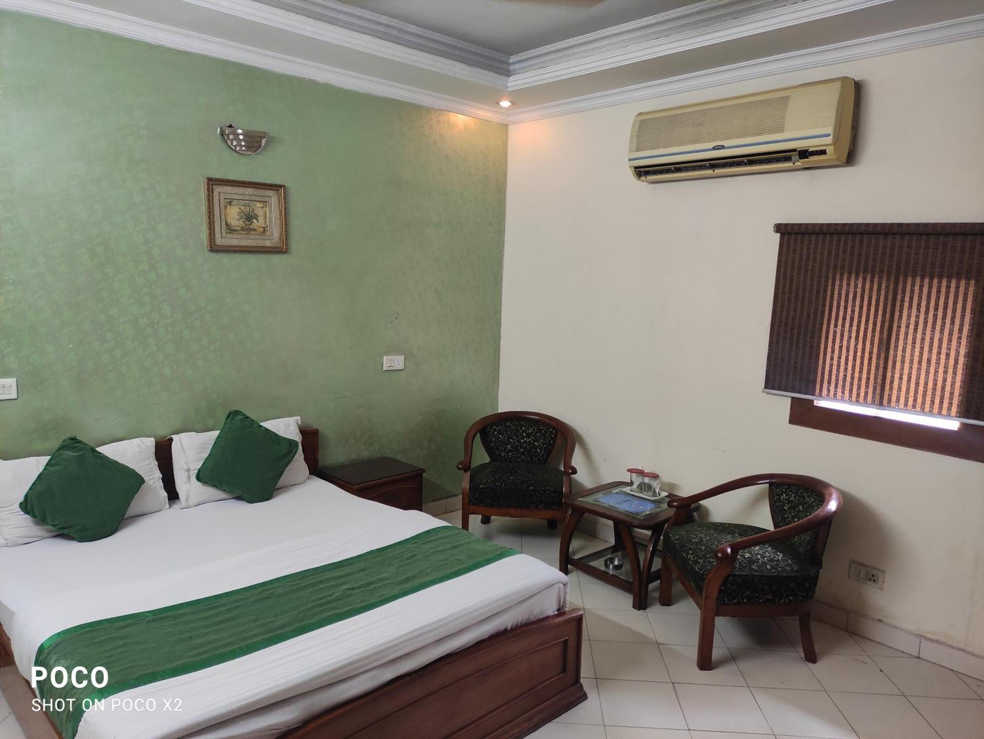 Hotel Paradise Chandīgarh Oda fotoğraf